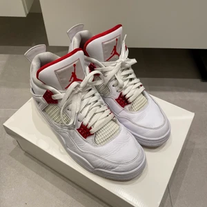 Jordan 4 - Säljer nu mina Jordan 4 metallic red. Cond 7/10+.  US10,5 men sitter tts 44. OG box.  Nya kostar runt 5000kr på StockX och liknande sidor. Högsta bud: 2350kr inkl frakt