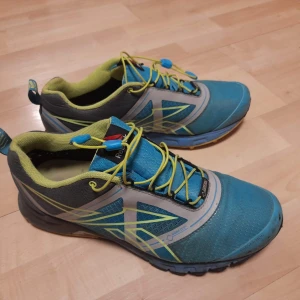 Reebok strök 39 - Jätte fint omhändertagna., och i bra skick, storlek 39 goretex material så är vind och vatten täta.