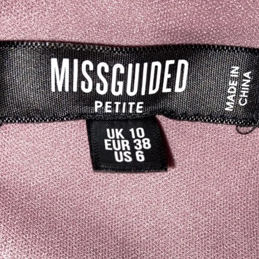 Jag säljer denna vackra satin klänning från missguided, jag köpte den för 349kr och endast använd en gång på en skolavslutning! Den passar både S och M. Jag säljer den på grund av att den inte passar vid bysten för mig. Jag säljer den för 200kr hela 150kr billigare med ny skick! Jag kan mötas upp i Trelleborg annars står köparen för frakten!. Klänningar.