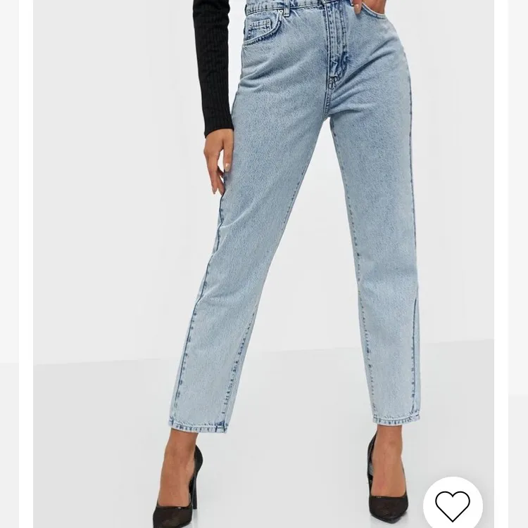 Super snygga mom jeans i mycket fräscht och nytt skick!💗 OBS (bilderna är lånade👆🏼, egna bilder kan tas vid intresse). Jeans & Byxor.
