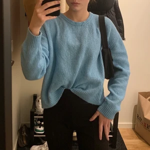 Blå stickad tröja  - Stickad tröja i bra skick från H&M! Jag är 162 cm lång! Pris: 50kr storlek: M men passar S