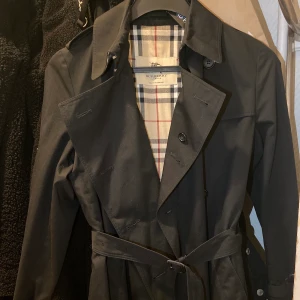 Burberry Jacka - Humana garanterat aldrig äkthet då det är vintage men efter proffesionell bedömning sålde dom den som äkta. Har även varit på Burberry Sthlm på NK flera tecken på äkthet konstaterades av personalen (ej garanterat). 🙌🏻 Värdet på jackan i butik är oklart då jag inte vet modellen men minimum 10.000kr. Storlek S-M (lång modell)💕🙌🏻❤️ köp direkt vid 4000 eller buda privat❤️