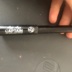 Eyeliner från w7  - En svart eyeliner från w7 lätt att applicera på ögonlocket. 