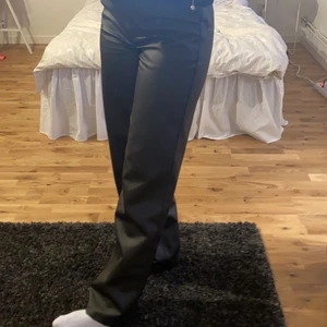 Skinnbyxor - Dem perfekta skinnbyxorna från Linn Ahlborgs kollektion för Nakd! Väldigt sköna, höga i midjan och fin passform!! Storlek 36🦋 skriv pm vid frågor eller fler bilder! 