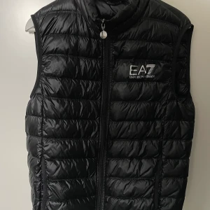 Snygg armani väst! - Snygg armani väst i väldigt fint skick. I storlek Large. Säljs på grund av att den inte kommer till användning längre. Originalpris 1499:- 