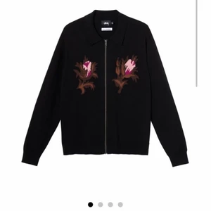 Stussy rose thorn zip - Säljer en knappt använd Stussy tröja i storlek medium ny pris är 1450kr tags och kvitto finns. slutsåld.