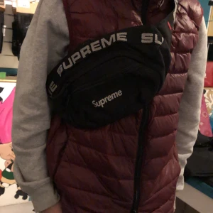 Supreme waistbag black SS18 - Kondition 10/10, använd 1 gång. Pris kan diskuteras.