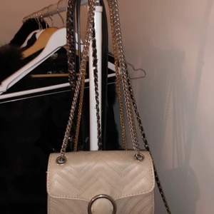 Väska - Jag säljer denna handväska som är köpt från glitter, aldrig använd. Kan både mötas och frakta! 