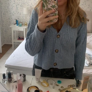 Blå kofta  - Säljer den här sköna koftan från Zara! Så fin på sommaren till ett par najs skjorts eller snygg kjol!