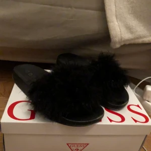 Pälstofflor  - Jag säljer dessa fina päls tofflor som är köpa från nelly, knappt använda. Kan både mötas och frakta! Storlek 37