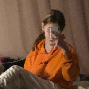 Orange nasa hoodie - Säljer denna hoodie. För fler bilder eller frågor så äre ba att kontakta mig🥰(betalar inte för frakt)