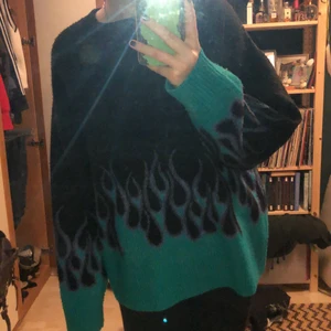 Stickad tröja med flammor - Stickad tröja från weekday med flammor på. I nyskick, knappt använd och väldigt snygg! I M men är ganska stor i passformen. 500kr i ny. Och frakt står du för :)