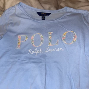 Ralph lauren polo t-shirt - Säljer min somriga ralph lauren t-shirt, (materialet ser lite konstigt ut på kameran men ser inte alls ut så i verkligheten🥰 (storleken är kidsbrandstore storlekar så det står att det är xl men i vanliga storlekar är det xs)