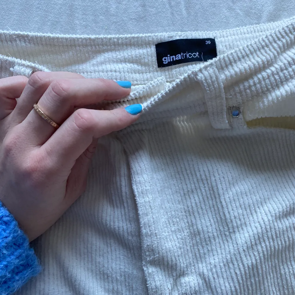 Ett par jättefina manchesterbyxor från Gina tricot i en vit/beige färg💓. Jeans & Byxor.