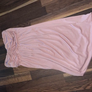 Rosa klänning - Jätte fin rosa axelbandslös klänning från vila, den är tajt men väldigt stretchig vid brösten och sedan lös neråt, sitter jätte fint🥰 hör av er för fler bilder, den är inte så lång