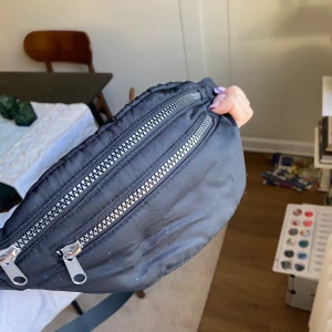 Svart midjeväska - Enkel väska med ett tunt material.