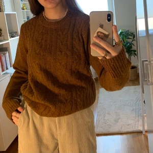 Brun stickad tröja - Säljer denna superfina stickade bruna tröjan i storlek M!!💞 köparen står för frakten men jag möter även upp i Lund💞 