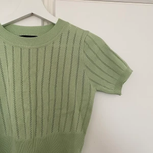 Grön stickad croptop  - Ljusgrön stickad croptop i nyskick. Köpare står för frakt 