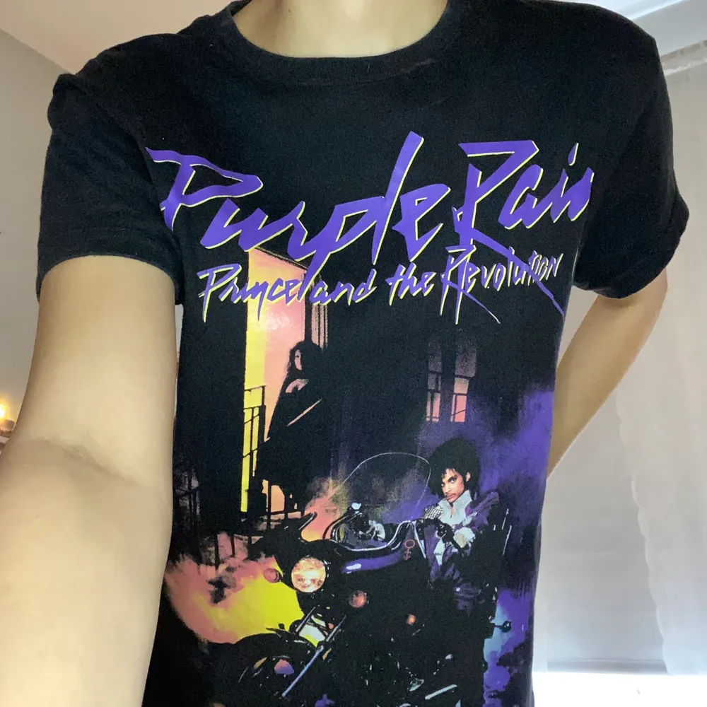 En trendig t-shirt med Purple Rain tryck! Varan köptes från Carlings och är fortfarande i ett bra skick. Tröjan har inga defekter. Jag på bilden har storlek XS. Läs mina villkor innan köp! 🧚🏼💓. T-shirts.