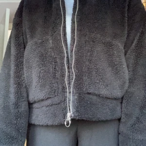 En svart Teddy jacka  - En svart Teddy jacka från HM 