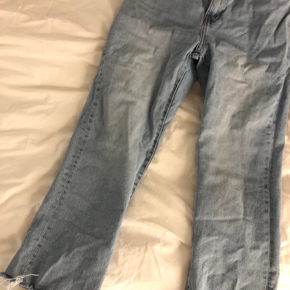 Ljusblå raka jeans med slitningar nertill. För små för mig därav säljer jag dem. 💘. Jeans & Byxor.