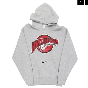 nike hoodie - intressekoll på denna as snygga äkta nike hoodien köpt nyligen, men som jag inte är säker på om jag vill behålla då jag redan har många hoodies och behöver pengar. den är lite oversized då den är i storlek M (herrstorlek) och i väldigt bra skick! Säljer vid ett bra pris, budgivning sker i kommentarsfältet (frakt tillkommer) !🤎😁 (köptes för ca 850 + frakt och tull) EDIT: pga oseriösa bud säljer jag den direkt för 399 + frakt! 