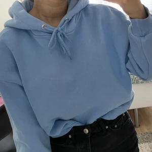 Ljusblå hoodie - En skit snygg ljusblå hoodie inköpt för ca 6 månader sedan. Knappt använd dvs i relativt nyskick 💞