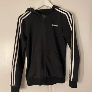 Adidas kofta - Adidas kofta i helt nyskick och nästan aldrig använd💕