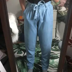 Knytbyxor med jeans färg! Super sköna och fina men kommer inte till användning längre. Köparen står för frakten
