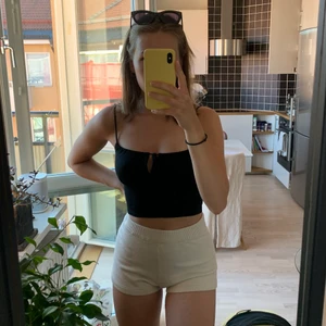 Stickade beige shorts - Superfina och trendiga stickade shorts från gina, köpte men de har inte kommit till användning. Lappar kvar så helt oanvända i nyskick. Väldigt mjukt material och sitter smickrande
