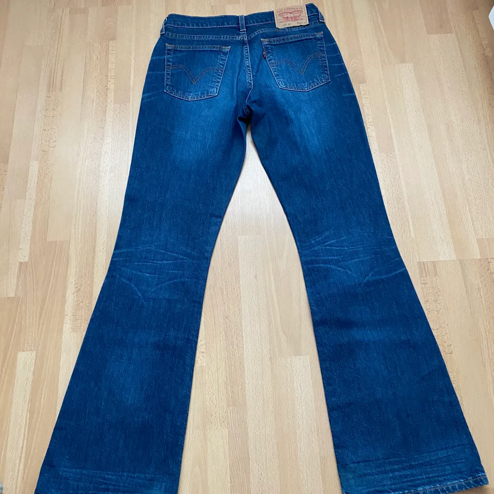 Vintage Levi jeans!! Älskar dessa men är alldeles för stora för mig, så säljer dem så att någon de passar kan få njuta av dem!😊 dem är bootcut/bell bottoms, väldigt bra skick! Det är bara att kontakta för mått, fler bilder eller allmänna frågor! GRATIS FRAKT💕💕. Jeans & Byxor.