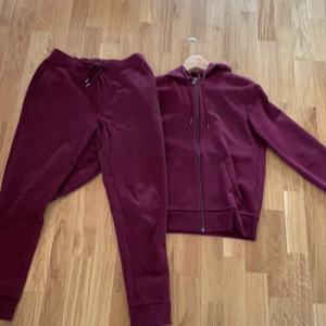 Ralph lauren dress (vinröd) 1000kr - Dressen är vinröd, Tröjan är strl Xs och byxorna är strl S om ni bara vill köpa ett av plaggen skriv 