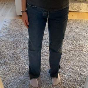 Mid-rise jeans med slits, ifrån zara! Jättebra skick och superfina 💙💙 frakt på 79kr!