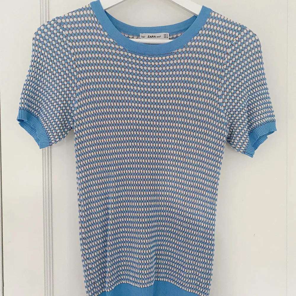Säljer nu min fina ”stickade” Zara tshirt!🧊☁️ (Första bilden är lånad) Inga defekter och sparsamt använd, storlek S Men passar både XS och M då materialet är stretchigt. Tillverkas inte längre. Buda från 170kr!. T-shirts.