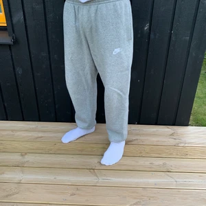 Gråa Nike mjukisbyxor storlek xl - Oanvända pga för stor storlek. Väldigt skönt material. Flis inuti byxorna. Jag är 181cm och har vanligtvis storlek M i byxor. Nu för 150kr!
