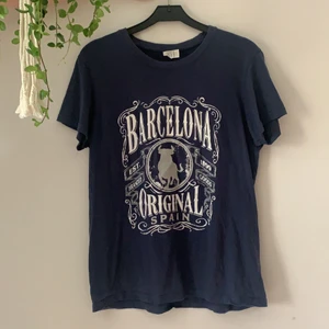 T-shirt -  Blå t-shirt med tryck. Storlek S men sitter som M, använd fåtal gånger🌎