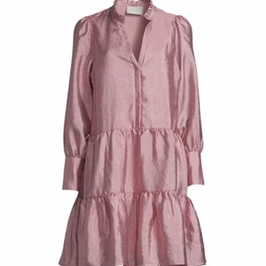 Rosa kläning  - Säljer denna as snygga gammelrosa klänningen från neo noir. Nypris 900kr säljer för 300kr vid flera intreserade sker budgivning. Storlek M passar alla storlekar beroende på hur man vill att den ska sitta. 