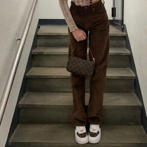 bruna courdory jeans - (första bilden är ej min men likadana jeans) Säljer mina bruna courdory från motel rocks då de är en aning små, bara använda ca 3 gånger. Är 177 och de går ner till ankeln, är i vanliga fall stlk 38/M i byxor men dessa sitter en aning tighta. Orginalpris är ca 560kr. Frakten är inräknad i priset❤️ 