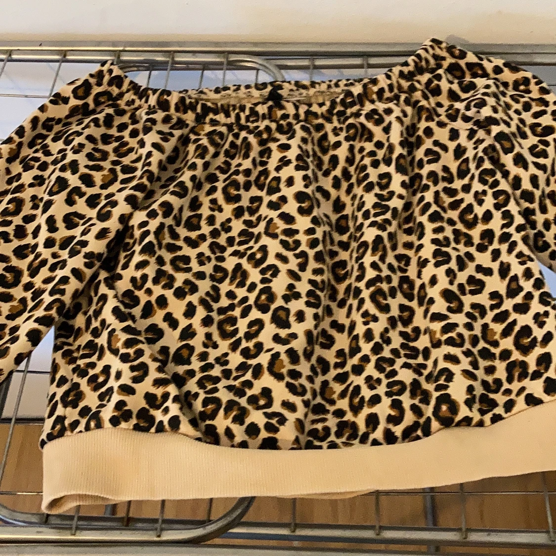 Off shoulder tröja med leopardmönster - 91