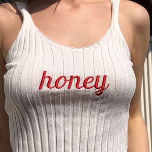 Vitt linne - Går lite nedanför naveln och jätteskönt och svalt tyg. Storlek s-xs. Frakt tillkommer annars möts jag upp i Stockholm<3