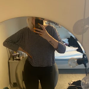 Randig tröja  - Säljer nu min svart-vit randiga tröja med trekvarts ärmar från H&M.