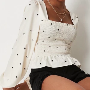 Krämfärgad croppad topp med volanger - Denna topp är i nyskick med alla prislappar på från Missguided. Supergullig och passar perfekt till sommaren men för mig var storleken för liten. Fraktas i orginalförpackning. 