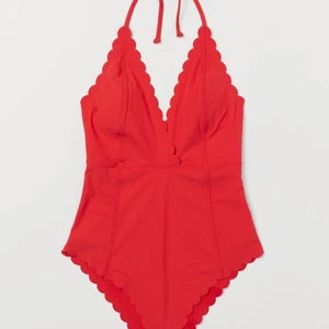 HM baddräkt 36 ny med lappar  - Ljusröd superfin baddräkt i strlk 36, ny med prislapp kvar och aldrig använd pga köpte fler storleksrnocg valde en annan. Fraktas spårbart med postnord för 66kr eller gratis upphämtning på Kungsholmen, Stockholm. 