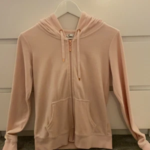 Rosa luvtröja - En rosa luvtröja från Cubus i storlek S. Tröjan har rosegold detaljer på dragkedjan och snörena. Köp för 70kr (+ frakt). 
