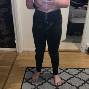 Vet it  - Svarta jeans men hål vid knäna 