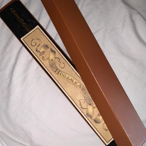 Hermione Granger stav - Köpte den i london. Har inte någon användning av den. Inte använd - bra skick. Köpt för 229kr. Rekommenderad ålder 5+. Kan funka som födelsedagspresent mm. (Kan kanske frakta)