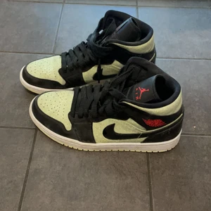 Gröna jordans - Gröna jordans- storlek 41. Har vanligen 39 på alla andra skor men var tvungen att gå upp två storlekar då de var för små annars, de är alltså små i storleken enligt mig. de passar antagligen alla som har storlek 39/40/41. Säljer på grund av att det inte är min stil längre. Köpare står för frakt. Skorna är äkta och ej glittriga. BUDA ELLER KÖP DIREKT FÖR 800 KR  📢Budningen är slut 30e JUNI