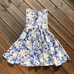 Sommar Klänning - Blommig sommarklänning i nyskick!🥰