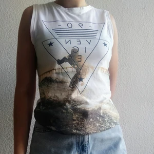 Linne med tryck - Vitt linne med tryck från Cubus i storlek 134/140, men jag skulle säga att den är som en XS/S. Superfint skick, som ny. 99 + Frakt men om många är intresserade så blir det budgivning