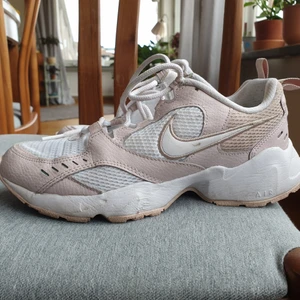 Supersnygga Nike!  - Somriga Nike skor i ljusrosa/vitt. Storlek 38.5. Hela i hälen och i fint skick 🌻 säljer åt min syrra 😊